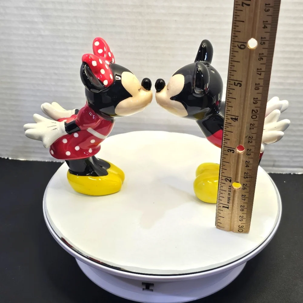 Mickey & Minnie Kissing Ceramic Salt & Pepper Shakers Kiss L👀K KISS DISNEY